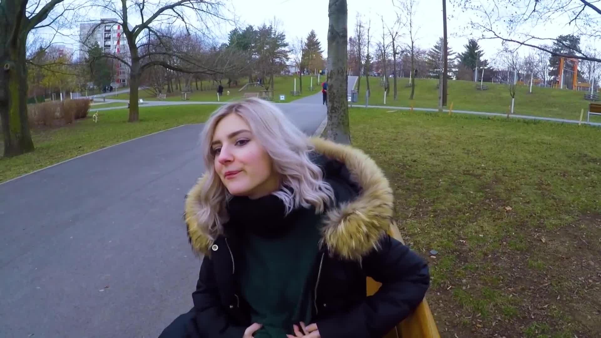 Блонда сосет и трахается в парке